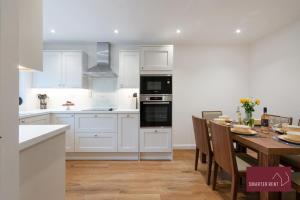 Kuchyň nebo kuchyňský kout v ubytování Woking - 3 Bedroom House - With Garden