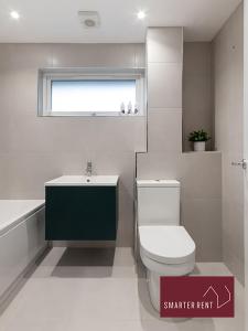 A bathroom at Woking - 3 Bedroom House - With Garden