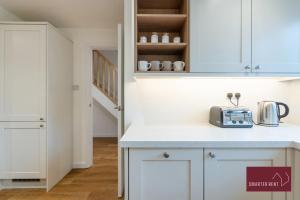 Kuhinja ili čajna kuhinja u objektu Woking - 3 Bedroom House - With Garden
