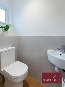 A bathroom at Woking - 3 Bedroom House - With Garden