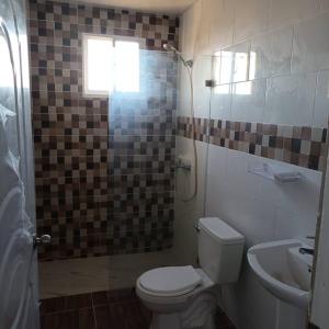 a bathroom with a toilet and a sink at Apto. a 3 minutos de la playa. Aire FULL in Azua de Compostela