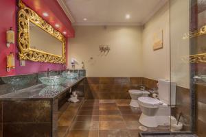 a bathroom with two sinks and a toilet and a mirror at Villas D. Dinis - Charming Residence (adults only) in Lagos