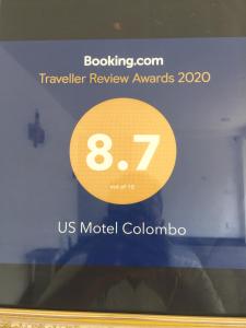 HomagamaにあるUS Motel Colomboの模型のコロンビアサイン