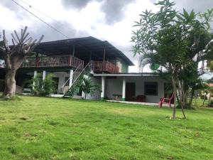 una casa con un gran patio delante de ella en Holanda House, en Moyogalpa