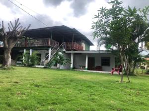 ein Haus mit einem großen Garten davor in der Unterkunft Holanda House in Moyogalpa