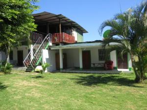 una casa con una escalera en el lateral de ella en Holanda House, en Moyogalpa
