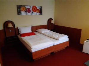 a small bed in a room with at City-Hotel-Pension-Grafenwöhr in Grafenwöhr