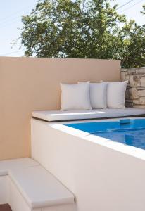 Imagen de la galería de Quintana, a junior villa with private pool!, en Argyroupolis