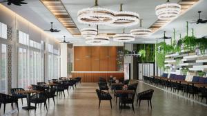 un restaurante con mesas, sillas y lámparas de araña en Oakwood Suites Kuningan Jakarta, en Yakarta