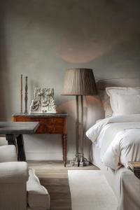- une chambre avec un lit et une table avec une lampe dans l'établissement The Notary, à Bruges