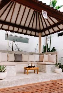 uma sala de estar com um sofá e uma mesa em Stylish Japandi designer Villa in Canggu - VYG em Canggu