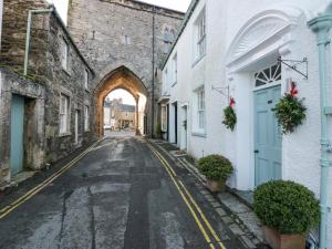an empty street with an archway in an old building at Cartmel Flat in Grange Over Sands