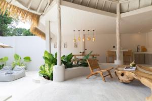 ein Raum mit einem Tisch, Stühlen und Pflanzen in der Unterkunft Cielo Boutique Hotel & Spa Samui in Bophut 