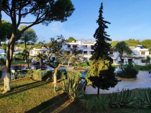 vista su un parco con alberi e edifici di Albufeira Balaia Golf Village 4 With Pool by Homing ad Albufeira