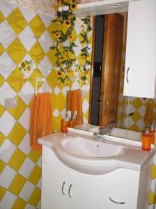 a bathroom with a sink and a mirror at Meraviglioso appartamento sul porto in Santa Maria Navarrese