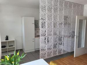 une cuisine avec un mur blanc à motifs dans l'établissement holiday home eva, à Worms