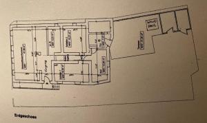 un dibujo de un plano del suelo de un edificio en Wandas Domizil mit Whirlpool en Untermerzbach