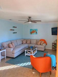 - un salon avec un canapé et une table dans l'établissement Pelican’s Playground B: Walk to Beach, Shared Pool, à Tybee Island