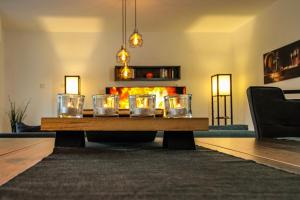 uma sala de estar com uma mesa de centro e uma lareira em Moderne FeWo SKY Netflix Terrasse Burgblick Boxspringbett Waschtrockner em Bullay