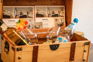 uma caixa de madeira com copos e uma garrafa de vinho em Moderne FeWo SKY Netflix Terrasse Burgblick Boxspringbett Waschtrockner em Bullay