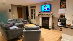 un salon avec deux canapés et une télévision dans l'établissement Mountain View A23, à Bansko