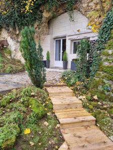 a wooden path in front of a house at Le clos des violettes in Amboise
