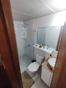 e bagno con servizi igienici, lavandino e doccia. di Habitación ITCI – Terminal Salitre a Bogotá