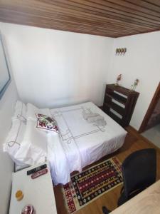 a bedroom with a bed and a table and a chair at Habitación ITCI – Terminal Salitre in Bogotá