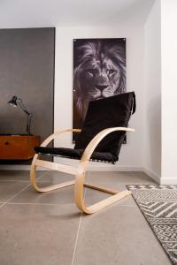 a chair in a room with a picture of a lion at GURUS FR | Cómodo y Elegante cerca a Termales in Santa Rosa de Cabal