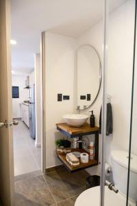 a bathroom with a sink and a mirror at GURUS FR | Cómodo y Elegante cerca a Termales in Santa Rosa de Cabal