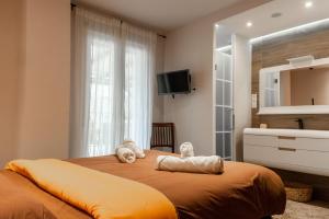 una camera da letto con un letto grande con asciugamani sopra di Comodidad en primera linea de playa a Benalmádena