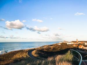 een uitzicht op de oceaan vanaf een strand met huizen bij Studio Zoet DO46 Domburg in Domburg +2 foto's