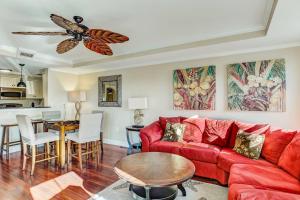 - un salon avec un canapé rouge et une table dans l'établissement Beach Breeze, Walk to beach, pool access, à Tybee Island