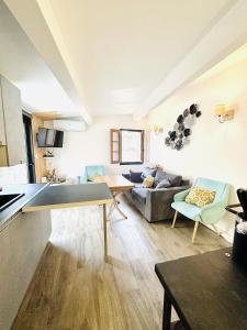Santa-Reparata-di-BalagnaにあるMaison de village à 10 min d'Ile Rousseのキッチン、リビングルーム(ソファ付)