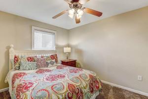 - une chambre avec un lit et un ventilateur de plafond dans l'établissement Beach Breeze, Walk to beach, pool access, à Tybee Island