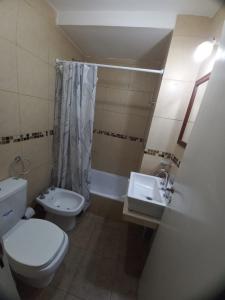 uma casa de banho com um WC e um lavatório em Monoambiente Confortable Tucuman em San Miguel de Tucumán
