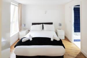 Modern and spacious 2-BR, 2-BA retreat near Tower Bridge tesisinde bir odada yatak veya yataklar