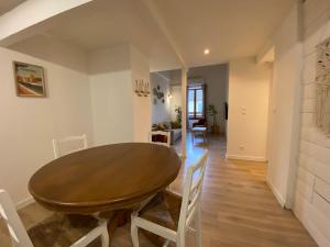 Imagen de la galería de T3 bord canal du midi, piscine, en Homps 10 fotos más