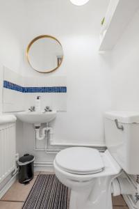 Ванная комната в 4 Bedroom House with Parking & Garden by Cherry Inn Short Let's & Services Accomodation