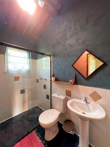 y baño con aseo, lavabo y ducha. en Lagamar Ecohotel en Cananéia