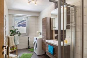 un bagno con lavandino e specchio di s'Peaters a Imsterberg
