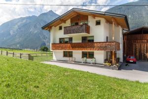 una casa su una collina con le montagne sullo sfondo di s'Peaters a Imsterberg