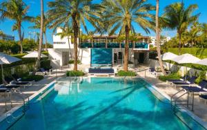 Bazén v ubytování Tideline Palm Beach Ocean Resort and Spa nebo v jeho okolí