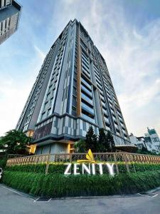 Un grand bâtiment avec le mot zental devant lui dans l'établissement Son&Henry Zenity District 1, à Hô-Chi-Minh-Ville