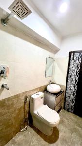 y baño con aseo y lavamanos. en Bhaktapur City Hotel en Bhaktapur
