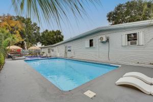 uma piscina em frente a uma casa em Fort Walton Beach Studio Shared Pool and Beach Bar! em Fort Walton Beach