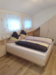 ein großes Bett in einem Zimmer mit Holzböden in der Unterkunft Ferienwohnung Trauntschnig in Bodensdorf