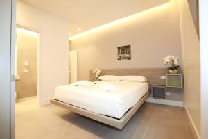 een witte slaapkamer met een groot wit bed. bij Unique Luxury Stay in Rome