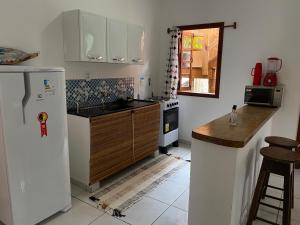 een keuken met een witte koelkast en een aanrecht bij Villa Objetivo Trancoso in Trancoso