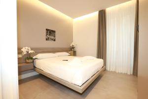 1 dormitorio con cama blanca y ventana en Unique Luxury Stay, en Roma